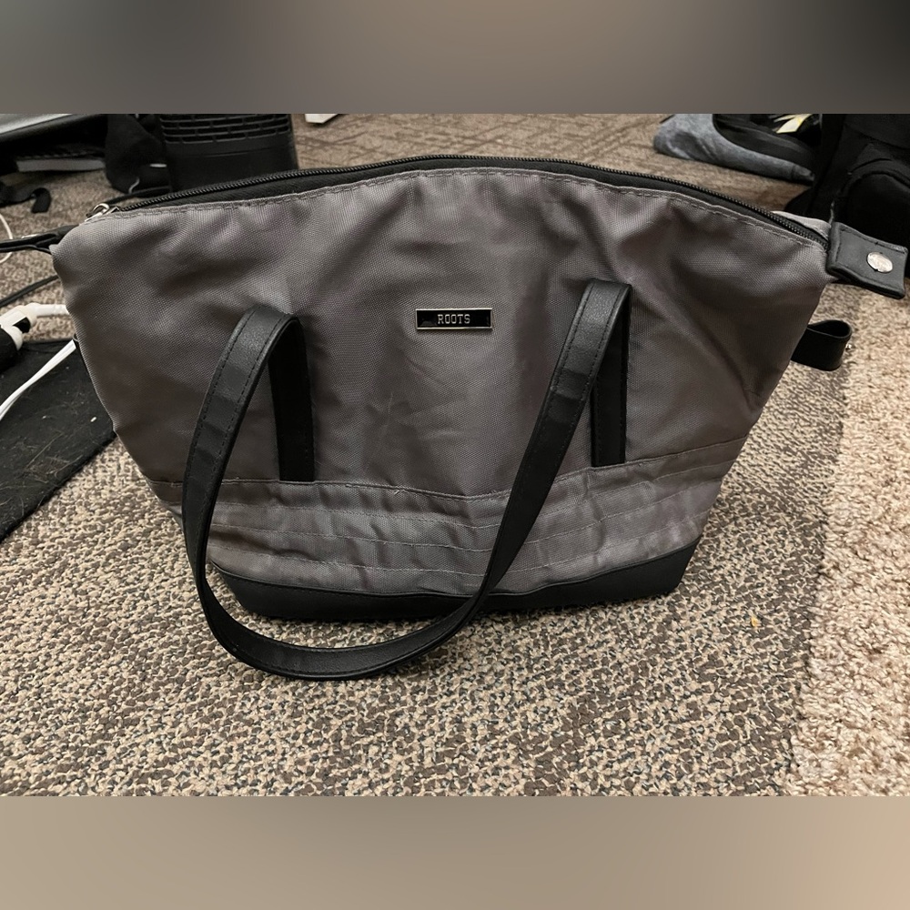 Roots Gray and Black insulate lunch bag🌻🌻
